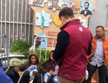 Ayuntamiento de Tijuana brinda apoyo a migrantes varados en la garita